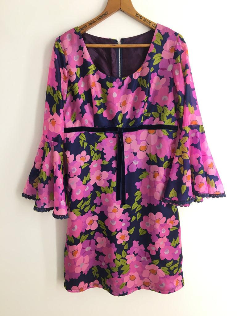 60’s FLORAL DRESS WITH BELL SLEEVES / MEDIUM